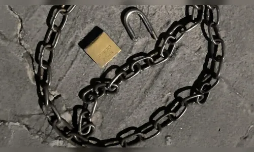 Homem é preso após acorrentar portão para impedir saída de ex-companheira