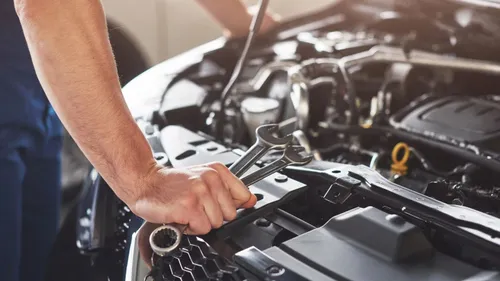 Homem estava consertando carro quando morreu