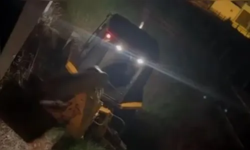 Homem furta retroescavadeira e tenta invadir agência bancária