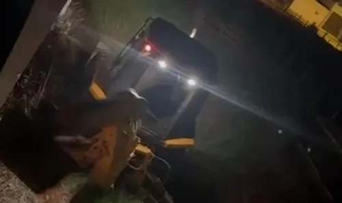 Homem foi flagrado furtando retroescavadeira