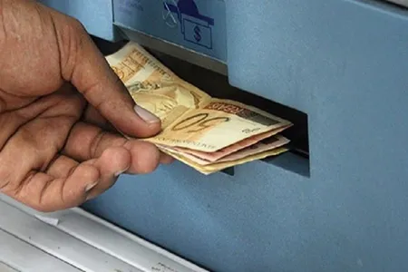 Homem ofereceu ajuda a idoso para tentar ficar com o cartão dele