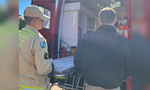 Idosa perde controle de carro e bate contra poste em Apucarana