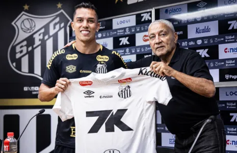 Igor Vinícius posa com a camisa 18 do Santos em sua apresentação oficial; lateral vê o retorno como chance de concluir trajetória que ficou pendente na base