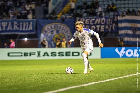 Jogador do Paysandu contra o Avaí