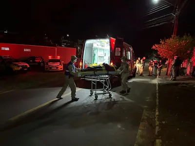 Jovem baleado foi socorrido pelo Corpo de Bombeiros e Samu