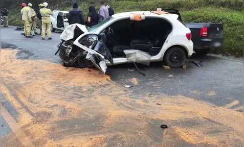 Ultrapassagem causa batida entre caminhão e três carros; jovem morreu