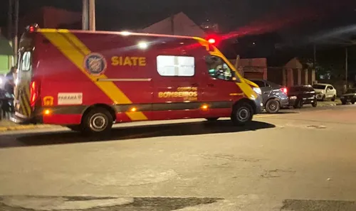 Jovem sofreu uma contusão no joelho direito e foi socorrido pelo Serviço Integrado de Atendimento ao Trauma em Emergência (Siate) para passar por atendimento médico e realizar exames de raio-X.
