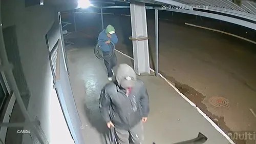 Ladrões foram flagrados furtando fiação