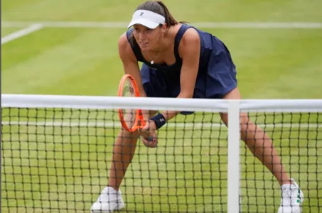 Luisa Stefani garante vaga em sua segunda final de Grand Slam; ao lado do britânico Salisbury, bate dupla cabeça de chave 2 em jogo sem quebras de saque