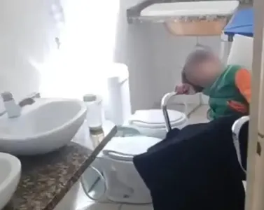 Menino foi amarrado no banheiro por professora, que está presa