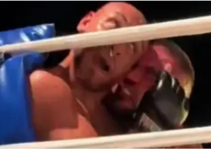 Momento em que o lutador morde a orelha do adversário.