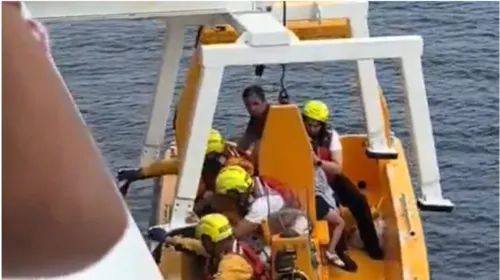 Momento que a criança e o pai são resgatados