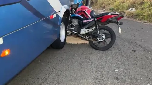 Motociclista morre em colisão com micro-ônibus na BR-369 em Cambé