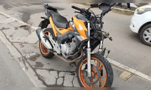 Motociclista morre após ser fechado por carro e bater em poste no PR