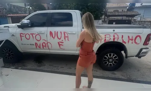 Criadora de conteúdo adulto tem carro pichado na porta de casa