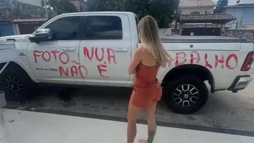 Na parte lateral do carro de Débora, uma frase escrita em letras grandes e spray vermelho dizia que “foto nua não é trabalho”.