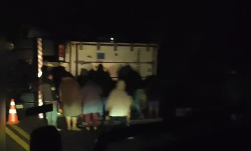 Caminhão tomba na BR-277 e indígenas levam carga de frangos congelados