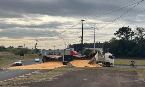 Caminhão tomba e interdita trecho da PR-218 em Arapongas