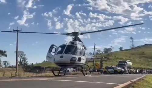 O acidente envolveu um único veículo, que saiu da pista e colidiu violentamente contra uma árvore.