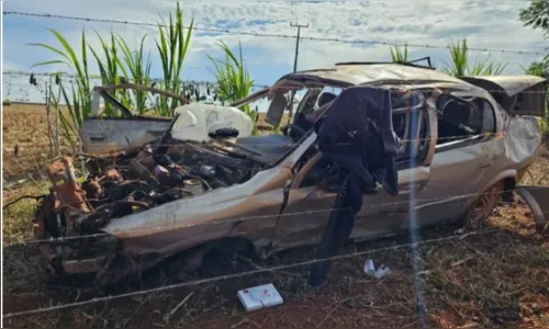 Jovem morre ao ser arremessado de carro durante capotamento