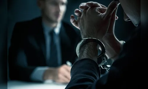 Jovem estrangula tia até a morte para roubar celular