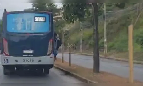 Dupla é flagrada pegando rabeira e fumando maconha em ônibus; veja