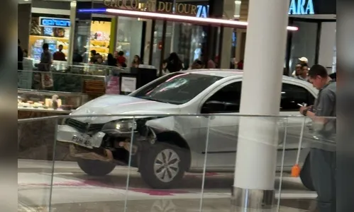 Motorista é preso após invadir shopping com carro; veja o vídeo