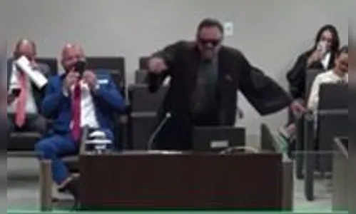 Advogado viraliza ao recitar poema e jogar capoeira durante julgamento; veja
