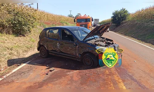 Dois homem saem feridos após Sandero capotar na rodovia PR-090