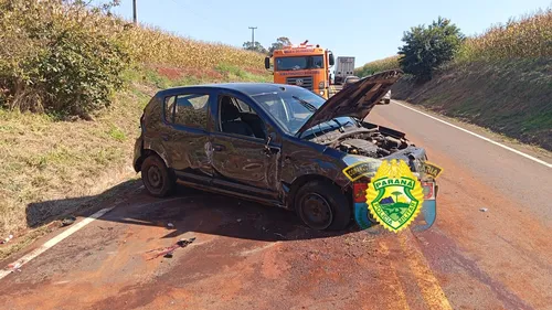 O condutor, de 45 anos, e o passageiro, de 18 anos, sofreram ferimentos e foram socorridos por uma ambulância do Samu.