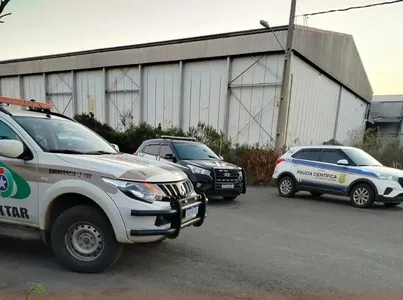 O corpo foi encontrado por adolescentes que pedalavam na região e perceberam forte odor vindo do porão do antigo prédio da empresa Cotia