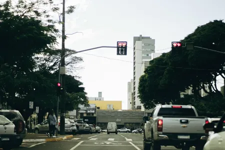 O dia segue com o céu nublado mas sem a previsão de chuva