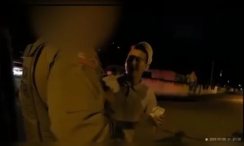 Jovem canta durante abordagem policial e surpreende PMs; veja