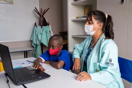 O estudante é acompanhado pela equipe do Sareh desde a primeira etapa do tratamento em Curitiba