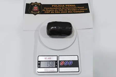 O flagrante aconteceu no momento da inspeção de familiares de presos para entrada no estabelecimento penal, no horário de visitas.