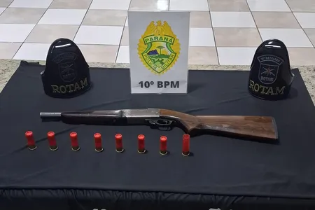 O homem recebeu voz de prisão e foi encaminhado à 17ª Subdivisão Policial de Apucarana (17ª SDP), junto com a arma e as munições apreendidas