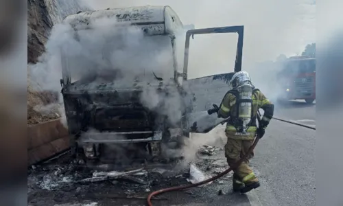 Carreta pega fogo na BR-376 e interdita rodovia nesta sexta-feira (11)