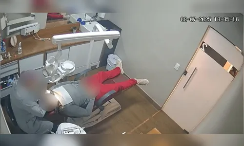 Imagens mostram homem expondo as partes íntimas em consultório