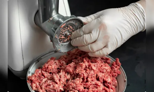 Jovem morre após ser sugado por moedor de carne