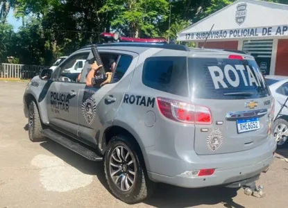 O menor foi apreendido e conduzido junto à motocicleta e os objetos suspeitos para a 17ª Subdivisão Policial de Apucarana (17ª SDP).