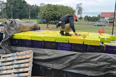 O motorista abandonou o veículo e tentou fugir a pé