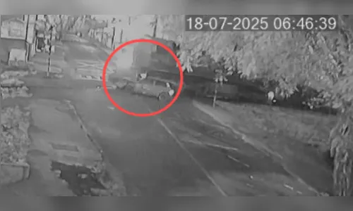 Veja o flagrante: carro é atingido por trem na Vila Nova em Apucarana