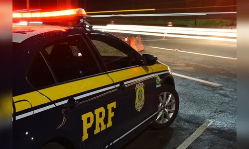 Colisão entre carreta e carro faz veículo rodar na rodovia BR-369