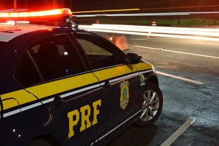 O motorista do carro sofreu cortes nas mãos e na perna direita, mas recusou atendimento das equipes do Siate e do Samu, que foram acionadas para prestar socorro.