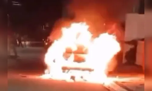 Homem se distrai, estaciona em cima de fogueira e incendeia carro