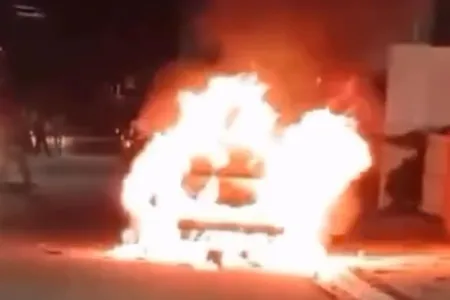 O motorista não percebeu que havia uma fogueira no local
