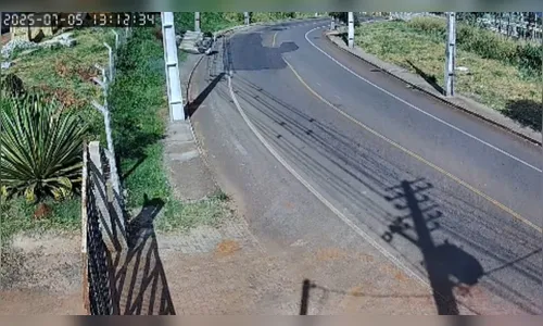 Vídeo mostra idosa batendo carro em poste e capotando em Apucarana