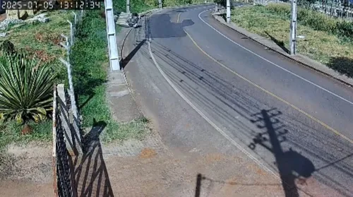 O vídeo mostra o momento exato da colisão que deixou a idosa ferida.