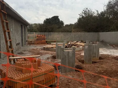 Obra é construída na Rua Águias, na lateral do Condomínio Parque Residencial Monterrey