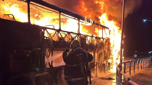 Ônibus foi destruído pelo incêndio